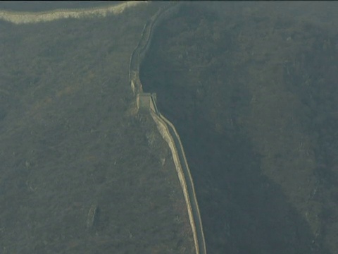 中国长城在山峦之间倾斜，沿着长城北京视频素材