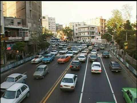 六车道的繁忙交通在繁忙的道路上来回移动视频素材