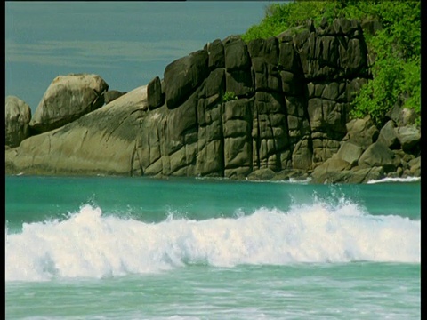 塞舌尔群岛，碧绿的海浪拍打着花岗岩边缘的海岸视频素材