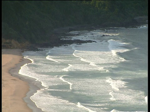 海浪缓缓地滚向金色的海滩视频素材