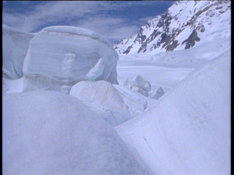 潘正穿越白雪覆盖的风景山脉背景南岛视频素材