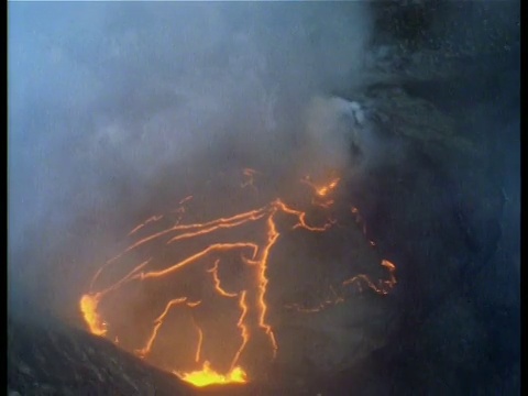 在火山上空盘旋，橙色的熔岩蒸汽和烟雾上升视频素材