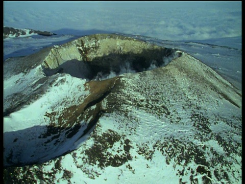 南极洲埃里伯斯火山顶部活火山周围留下的痕迹视频素材