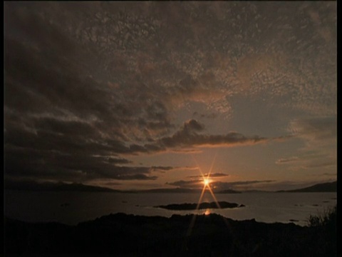 太阳落在苏格兰的海岸上视频素材