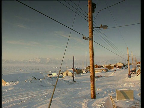 池塘入口预订建筑在日落雪漩涡雪覆盖预订与山脉的背景视频素材