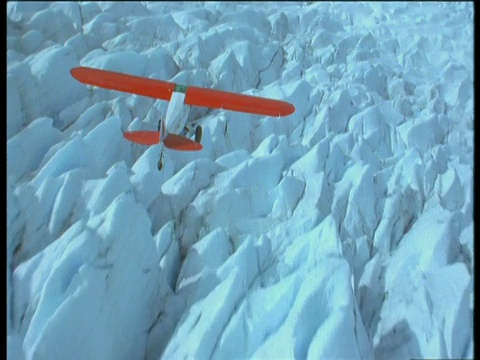 轻型飞机在冰原上空低空飞行视频素材