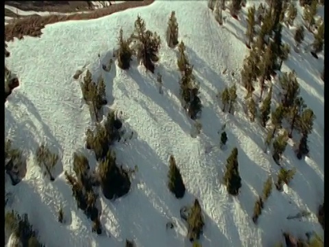 在积雪覆盖的山坡和山谷，落基山脉的空中航迹视频素材