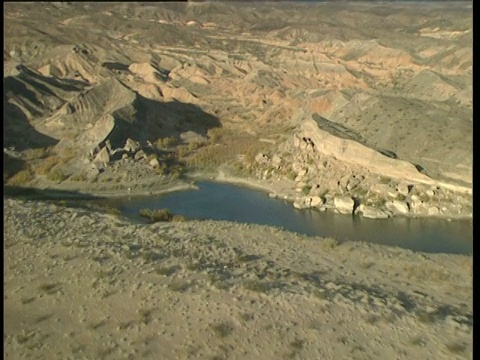 在内华达州米德湖周围的岩石和山区留下的痕迹视频素材