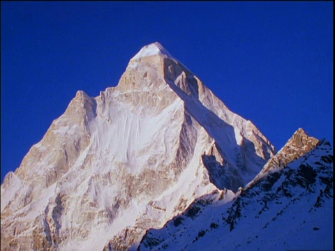 清晨，太阳从喜马拉雅山升起，阴影退去，露出白雪覆盖的山脉视频素材