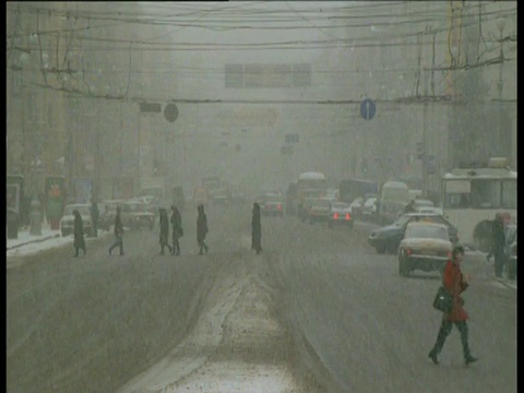 大雪落在圣彼得堡繁忙的道路上。视频素材