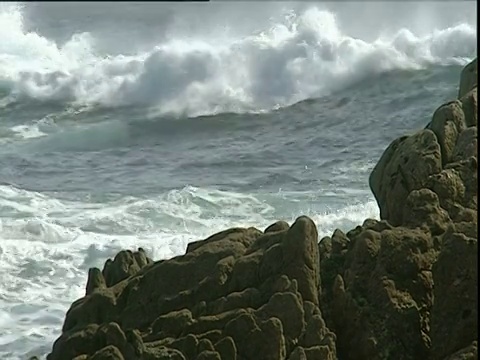 海浪滚向海岸，冲破岩石前景西班牙视频素材