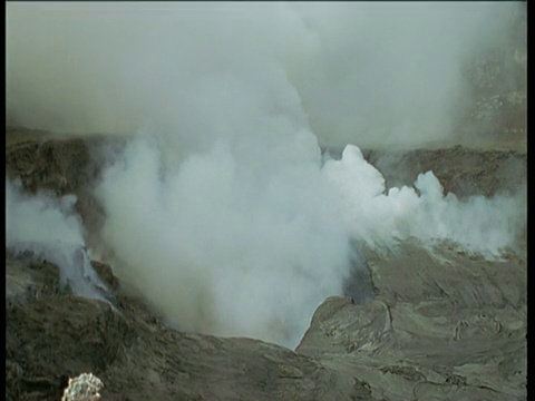 夏威夷，火山裂缝向空气中释放热气和蒸汽视频素材