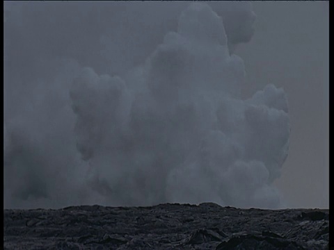 夏威夷火山喷口冒出滚滚蒸汽视频素材