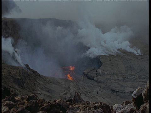 夏威夷，火山熔岩从冒烟的熔岩地里喷发出来视频素材