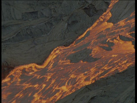 夏威夷熔岩场的熔岩流沿着斜坡流下视频素材