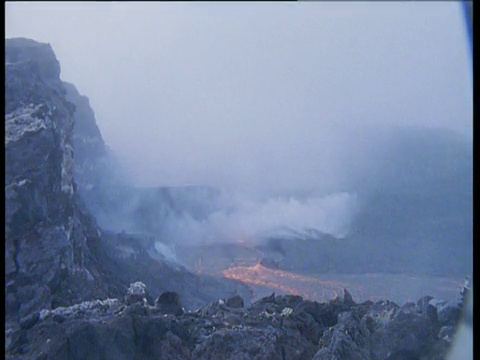 夏威夷，夜幕降临，熔岩从火山裂缝中喷涌而出视频素材