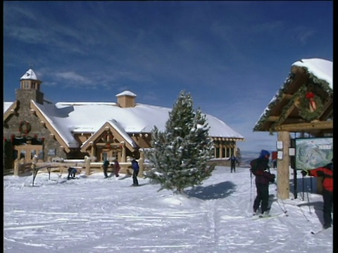 高山景色与松树和滑雪小屋。潘把过去的小屋留给在科罗拉多冬季公园雪山上滑雪的滑雪者视频素材