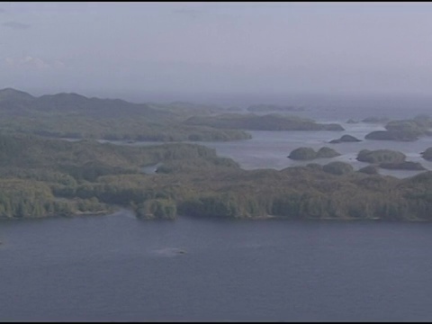 阿拉斯加海岸附近的岛屿视频素材