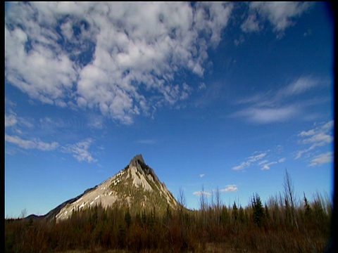 在阿拉斯加的白山地区，云在山上漂移视频素材