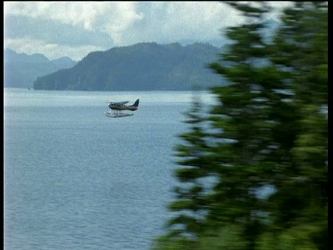 水上飞机飞过被海湾和岛屿包围的水道时留下的痕迹视频素材