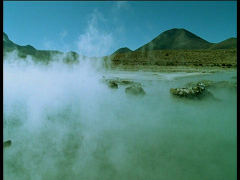 潘就在冒着蒸汽的火山湖上视频素材