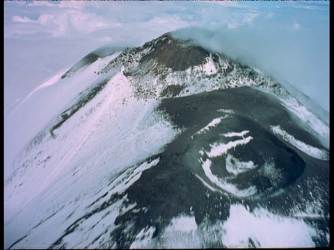 空中航迹覆盖着烟雾缭绕的火山，镜头上有些雾气视频素材