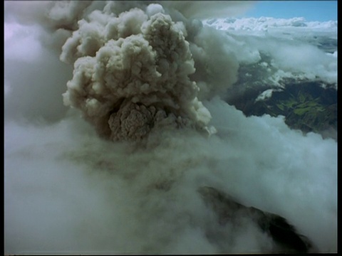 从空中追踪到从喷发的火山冒出的浓烟和蒸汽视频素材