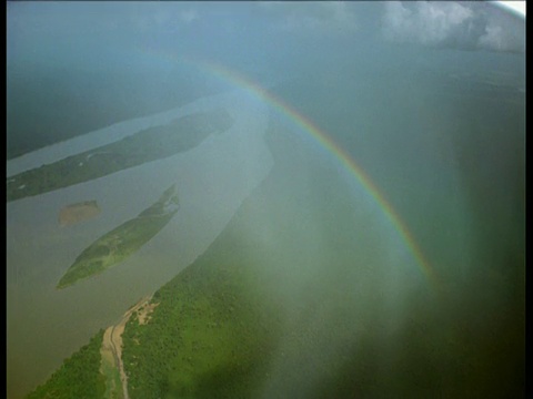 高空彩虹和雾在亚马逊河上空视频素材