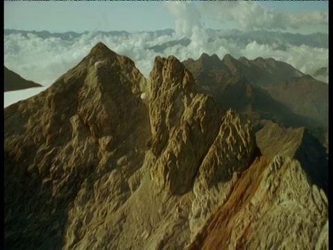 高空航迹越过安第斯山脉的高峰，露出远处的山谷和湖泊视频素材