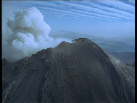 从空中飞过冒烟的火山和火山口视频素材