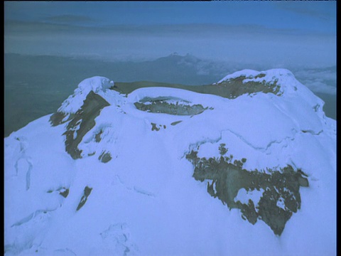 空中轨道朝向和越过积雪覆盖的休眠火山口视频素材