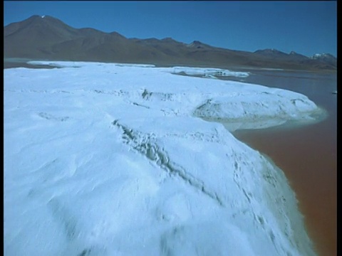 空中航迹越过棕色苏打湖中部的大型盐岛视频素材