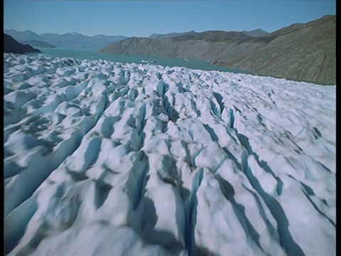 空中航迹经过裂缝冰川和峡湾水域视频素材