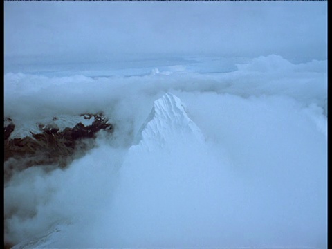 空中轨道，然后低过，雪山的山顶视频素材