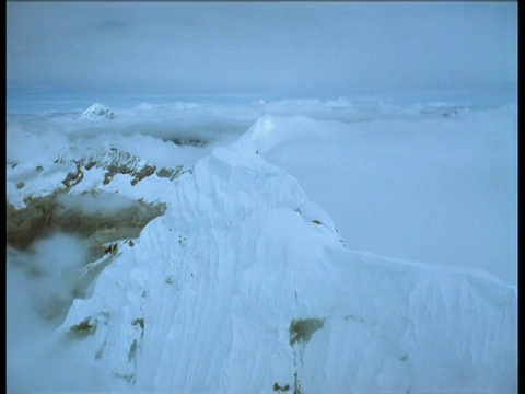 空中轨道，然后低过，雪山的山顶视频素材