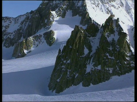 一排排的越野滑雪者爬上白雪覆盖的斜坡，缩小到包括落基山脉视频素材