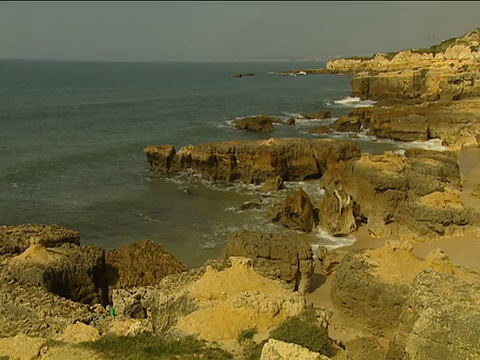 海浪拍打着多岩石的海岸线视频素材