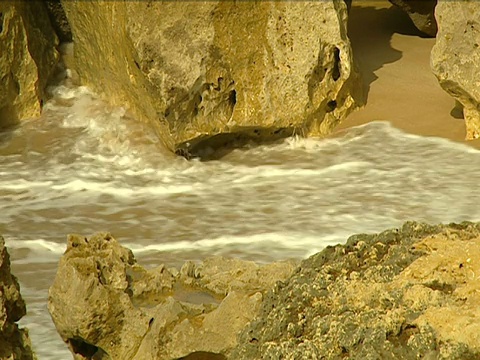 海浪拍打着沙子和岩石视频素材