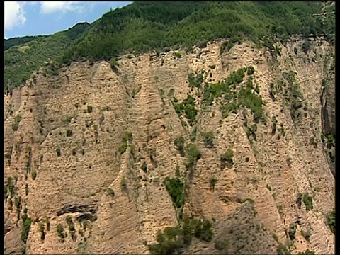 沿着险峻的绿色山顶向右行驶视频素材