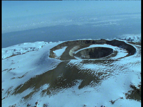 基博火山(Mount Kibo)积雪火山口边缘的空中轨迹视频素材