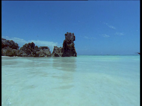 海浪冲上海滩视频素材