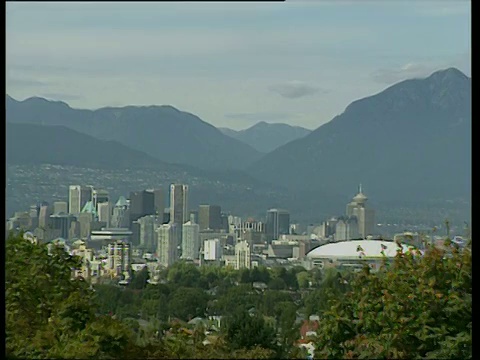 以山脉为背景，缩小市中心的建筑视频素材