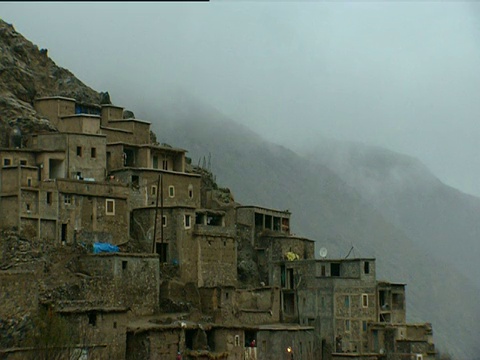 潘左从云雾缭绕的山腰到村子建在山腰上视频素材