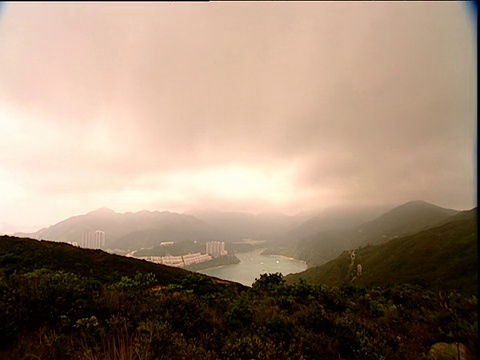 朦胧的山湾与建筑物，黑暗的山顶前景香港视频素材