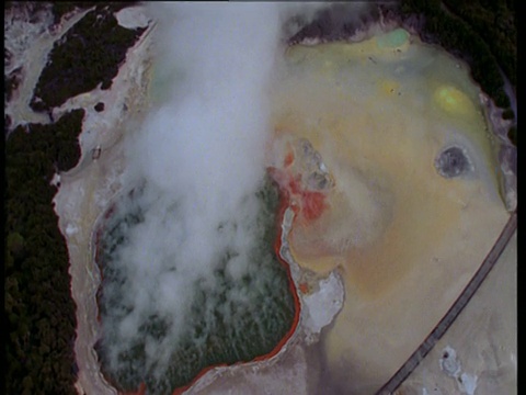 在新西兰的威曼古火山谷，沿着五颜六色的蒸汽火山湖视频素材