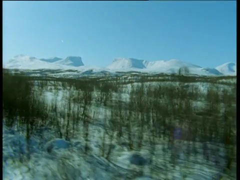 瑞典阿比斯科，穿过雪景和房屋视频素材