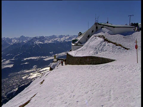 潘穿越高山和白雪覆盖的因斯布鲁克视频素材