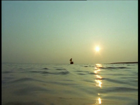 印度，夕阳西下，从浑浊的恒河上的镜头显示出一艘船视频素材