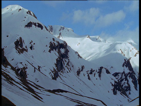 潘离开了瑞士白雪皑皑的阿尔卑斯山峰和蓝天视频素材