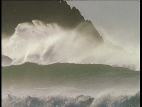 狂暴的海浪和浪花在暴风雨的海岸，爱尔兰视频素材